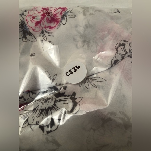 Torrid White Floral Top Blouse Short Sleeve Shirt Asymetrical Hem Size 3X - Picture 15 of 16